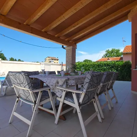 House Surida 1678 펜션 풀라